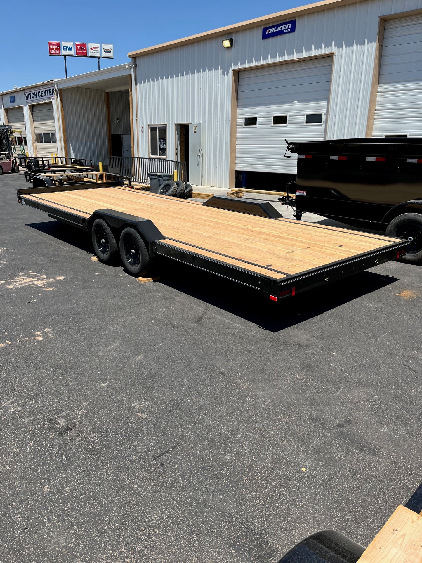 8.5x24 2024 Innovative Equipment - Car Hauler Trailer with Drive Over Fenders