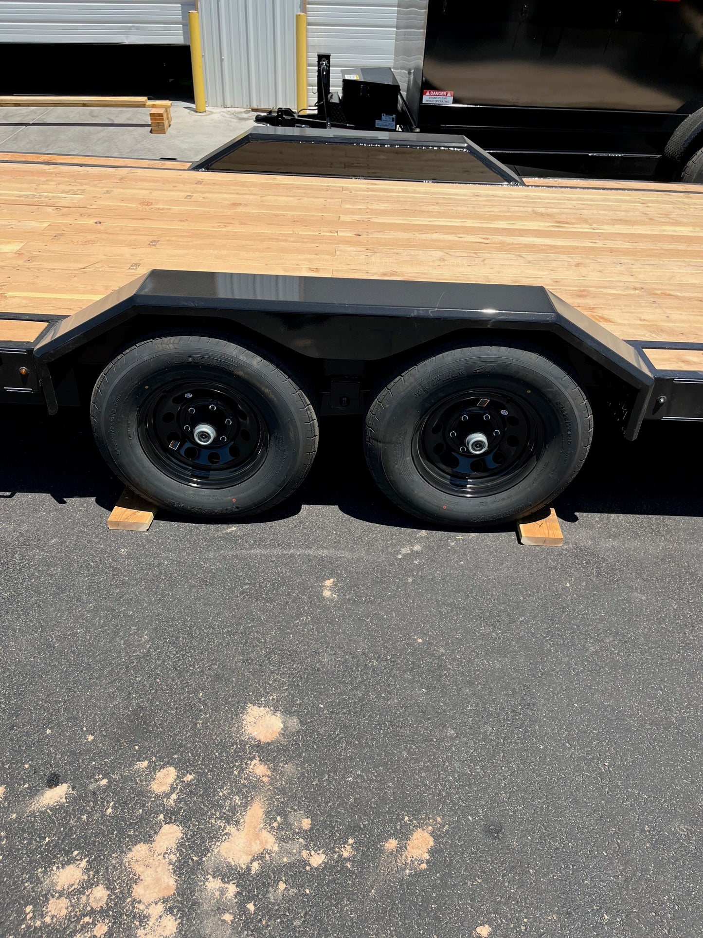 8.5x24 2024 Innovative Equipment - Car Hauler Trailer with Drive Over Fenders