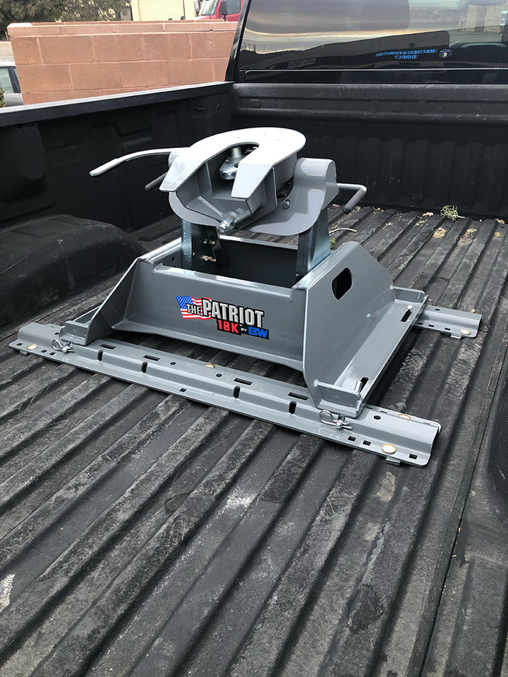 fifth wheel hitch mounted in bed of truck